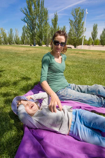 Madre solletico litlle bambino in parco — Foto Stock