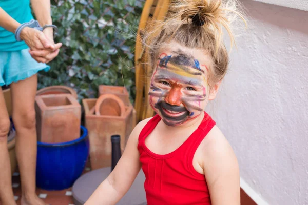 Portrét holčička s pomalovaným obličejem pohledu — Stock fotografie