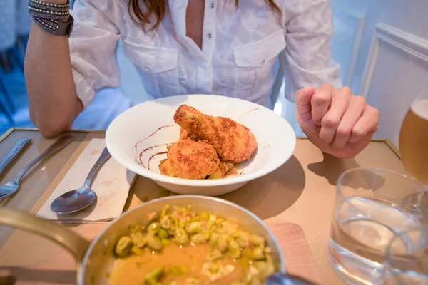 Cuisses de poulet panées prêtes à manger et œuf aux haricots verts — Photo