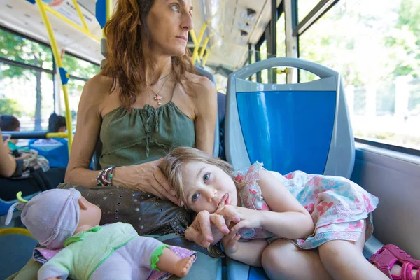 バスに母の足で横になっている少女 — ストック写真