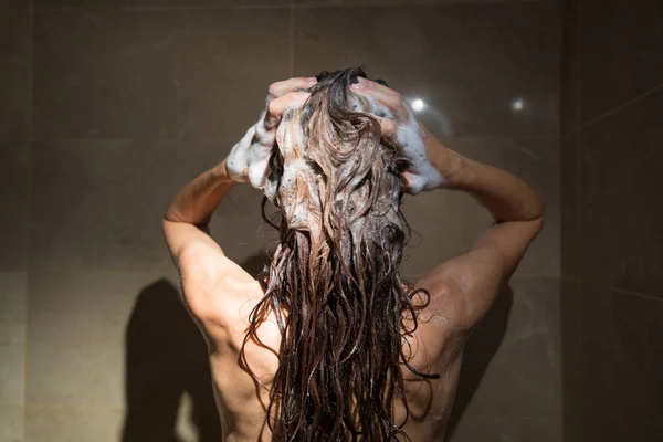 Femme de derrière se laver les cheveux sous la douche — Photo