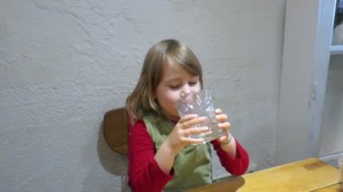 Çocuk içme suyu cam ve dans