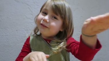 şarkı ve silah taşıma küçük çocuk