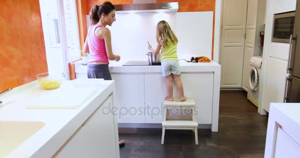 Niño pequeño cocinando con la madre — Vídeo de stock