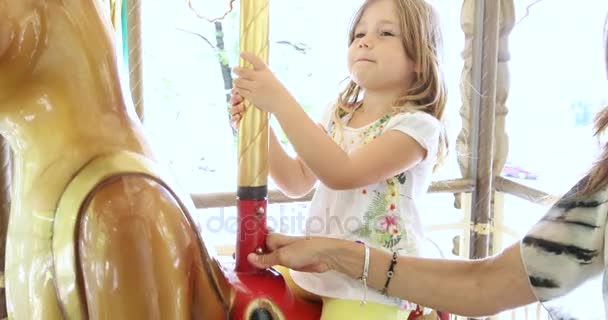 Petite fille équitation dans carrousel — Video