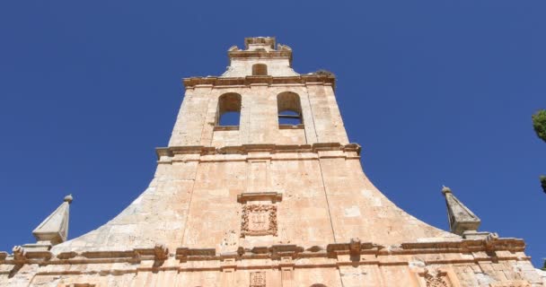 Fachada do convento em Ayllon de belfry a Saint — Vídeo de Stock