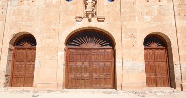 Фасад будівлі монастиря в Ayllon від двері до Сен — стокове відео