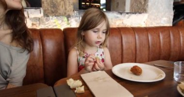 küçük çocuk Olive restoranda yemek