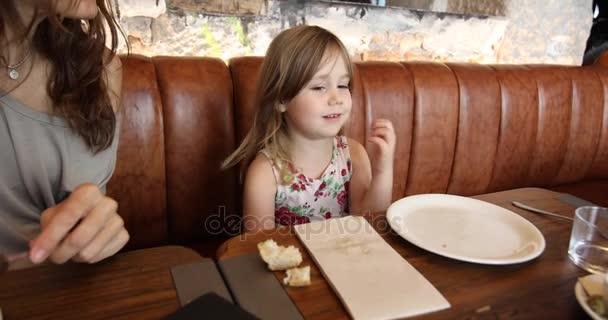 Klein kind spreken in restaurant — Stockvideo