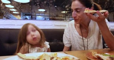 küçük kız ve annesi pizza yemek Restoran