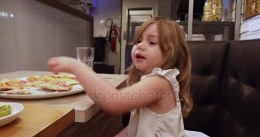 Restoran içme suyu bardaktan küçük kız