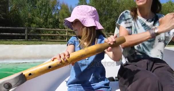 Menina e mãe remando em um barco — Vídeo de Stock