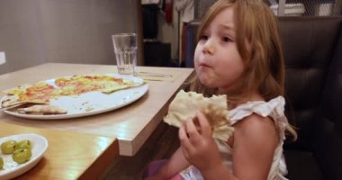 pizza yemek ve dans Restoran, küçük kız