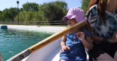 küçük kız bir tekne kürek ile oynarken