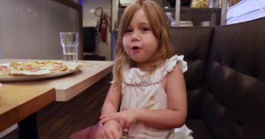 şarkı ve restoranda oynarken küçük kız