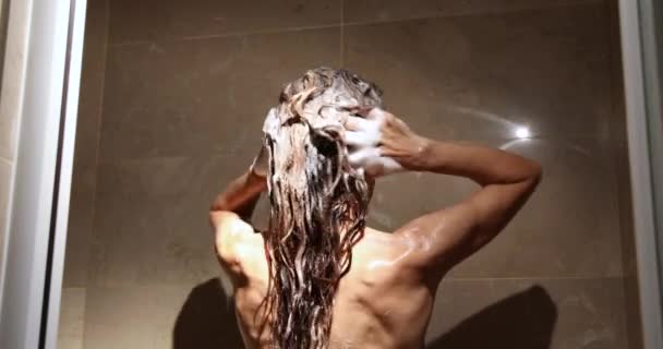 Спина жінка миє волосся — стокове відео