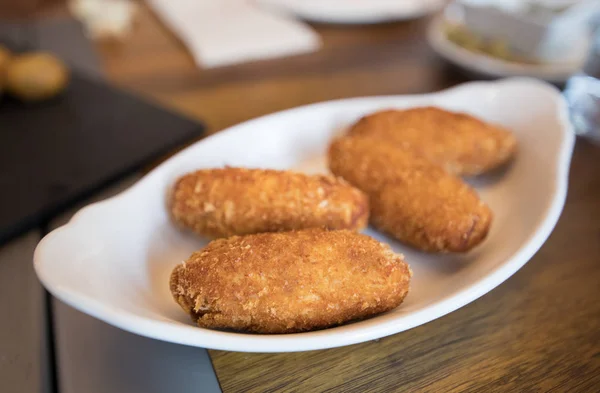 Quatro croquetes em bandeja branca — Fotografia de Stock