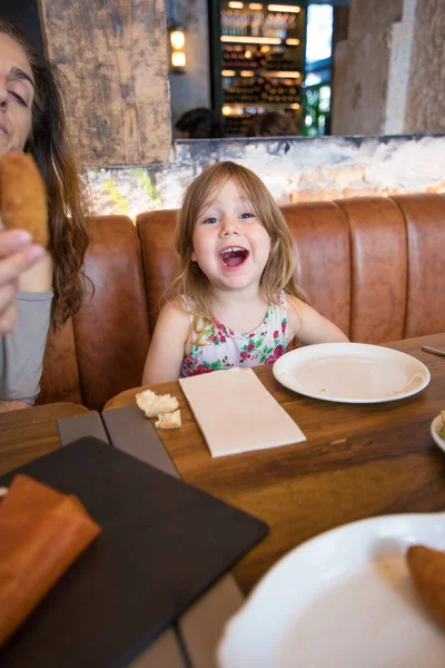 Kleines Mädchen schaut und schreit in Restaurant — Stockfoto