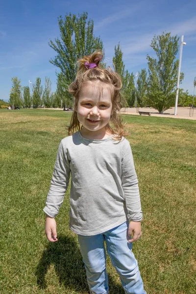 Retrato de criança pequena com pigtail no parque — Fotografia de Stock