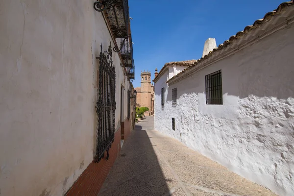 Caddesi eski kasaba Banos de la Encina ve çan kulesi — Stok fotoğraf