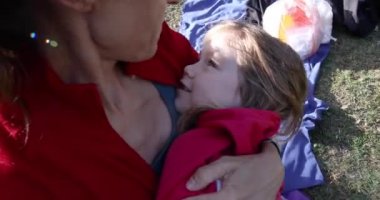 Anne cradling gülümseyen kız