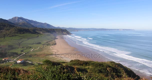 La Vega strand met blauwe hemel in Asturië — Stockvideo