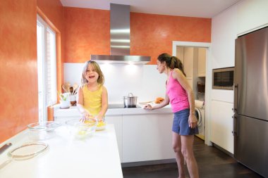 çocuk anne kitche içinde gülümseyen ileri isteyen ham patates ile