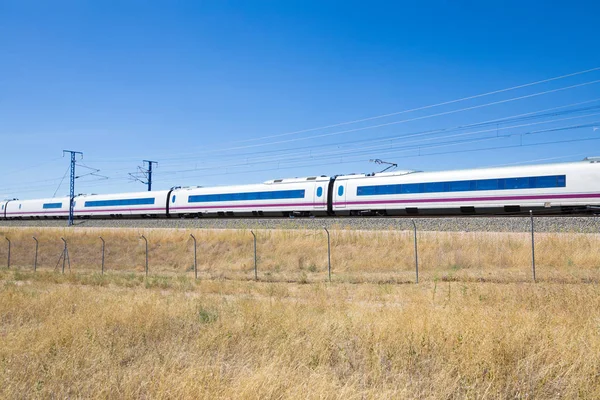 Comboio de alta velocidade no campo — Fotografia de Stock