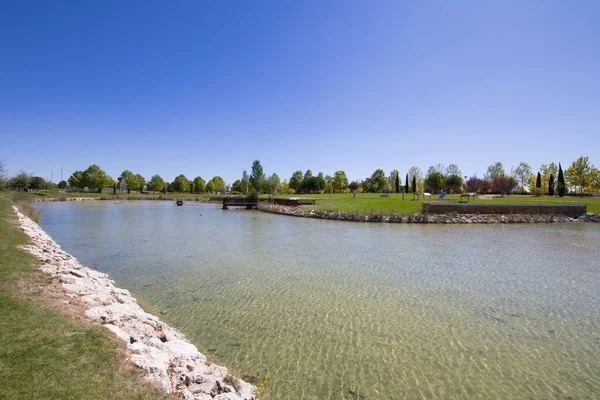 Stedelijke vijver in Valdeluz stad — Stockfoto