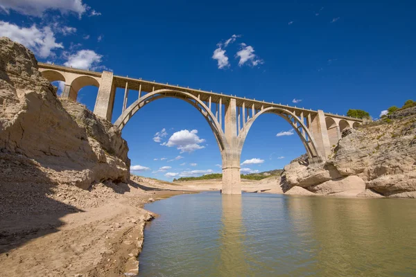 Viadukten i Entrepenas reservoir — Stockfoto
