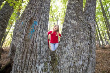 Kırmızı gömlek mayo ormandaki arasında gülümseyen hamile