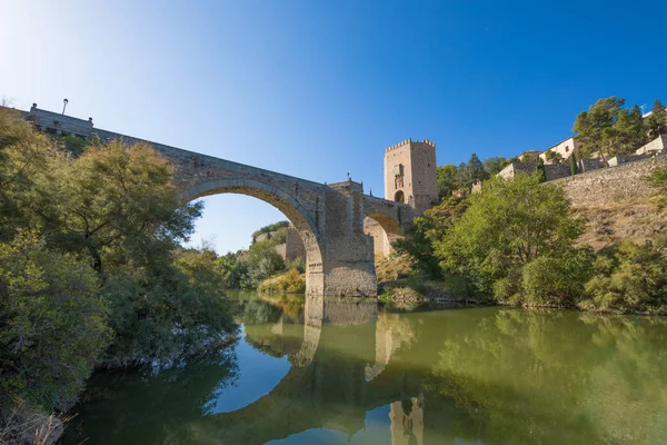 Pont Alcantara à Tolède depuis le Tage — Photo