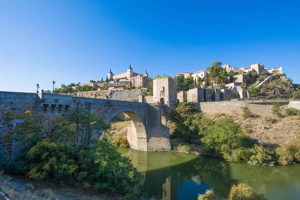 Ponte Alcantara rio Tejo e Toledo cidade — Fotografia de Stock