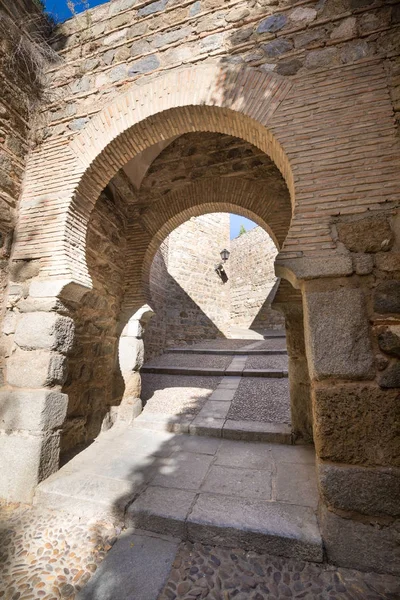 Arabisk tillgång till Toledo city genom Alcantara grind — Stockfoto