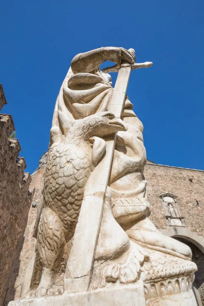 Águia olhando na estátua de Carlos V na cidade de Bisagra Gate Toledo — Fotografia de Stock