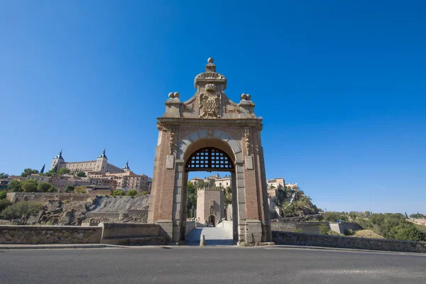 Primeira porta na ponte de Alcantara com a cidade de Toledo no fundo — Fotografia de Stock