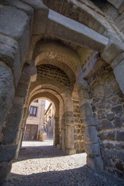 Inuti Alfonso Vi Gate i Toledo city — Stockfoto