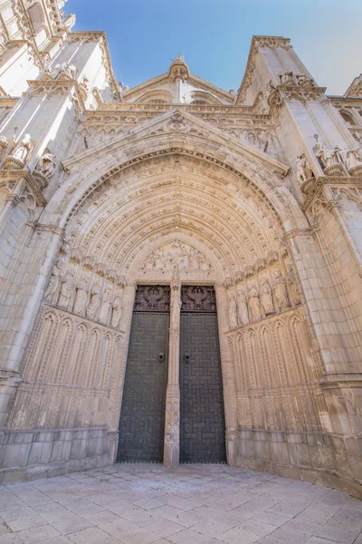 Porte principale de la cathédrale de Tolède verticale — Photo
