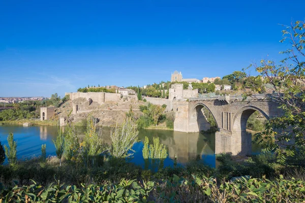 Pont St Martin et ville de Tolède — Photo