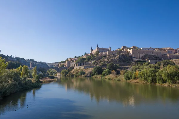 Paysage urbain de Tolède depuis le Tage ou le Tajo — Photo