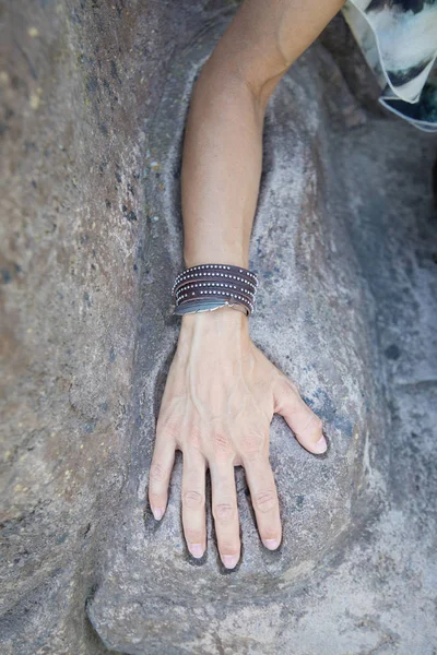 Tangan wanita ditempatkan pada cetakan lengan di batu — Stok Foto