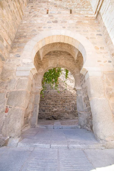 Detalle de la puerta árabe de Alcántara en la ciudad de Toledo — Foto de Stock