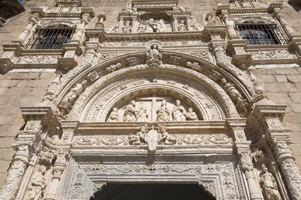 Štít v staré muzeum Santa Cruz v Toledo — Stock fotografie