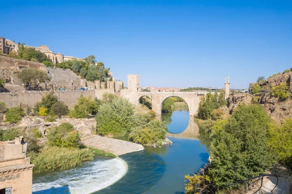 Krajobraz most Alcantara w Toledo i rzeki Tagu — Zdjęcie stockowe