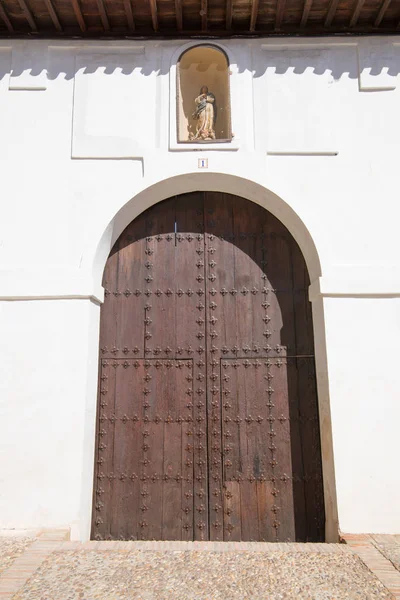 Wooden door of ancient building in Toledo city — Stock Photo, Image