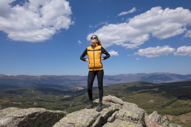 Morcuera dağlarında poz kadın