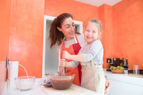 Feliz niño batiendo chocolate con la madre — Foto de Stock