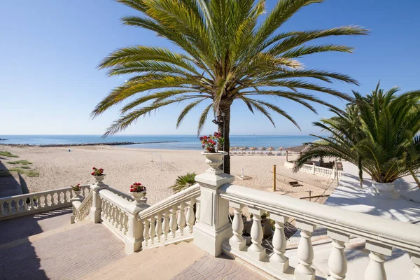 Acceso a la playa de Benicassim con palmeras y escaleras horizontales —  Fotos de Stock
