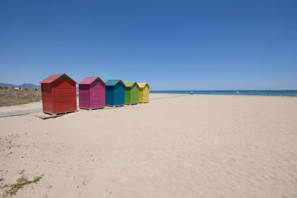 Пляж в Grao Castellon з кольоровими купання кабіни — стокове фото