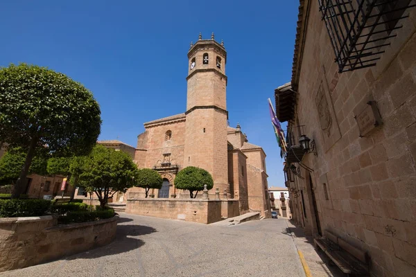 Clocher et vieille ville de Banos de la Encina — Photo